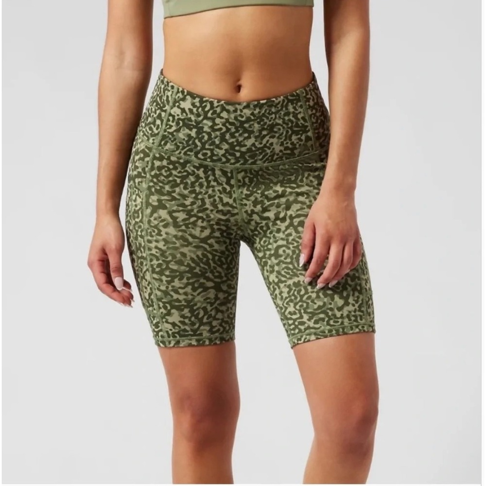 Athleta Ultimate Stash II 7" Short Green Camo Leopard Print Women's Small 987265